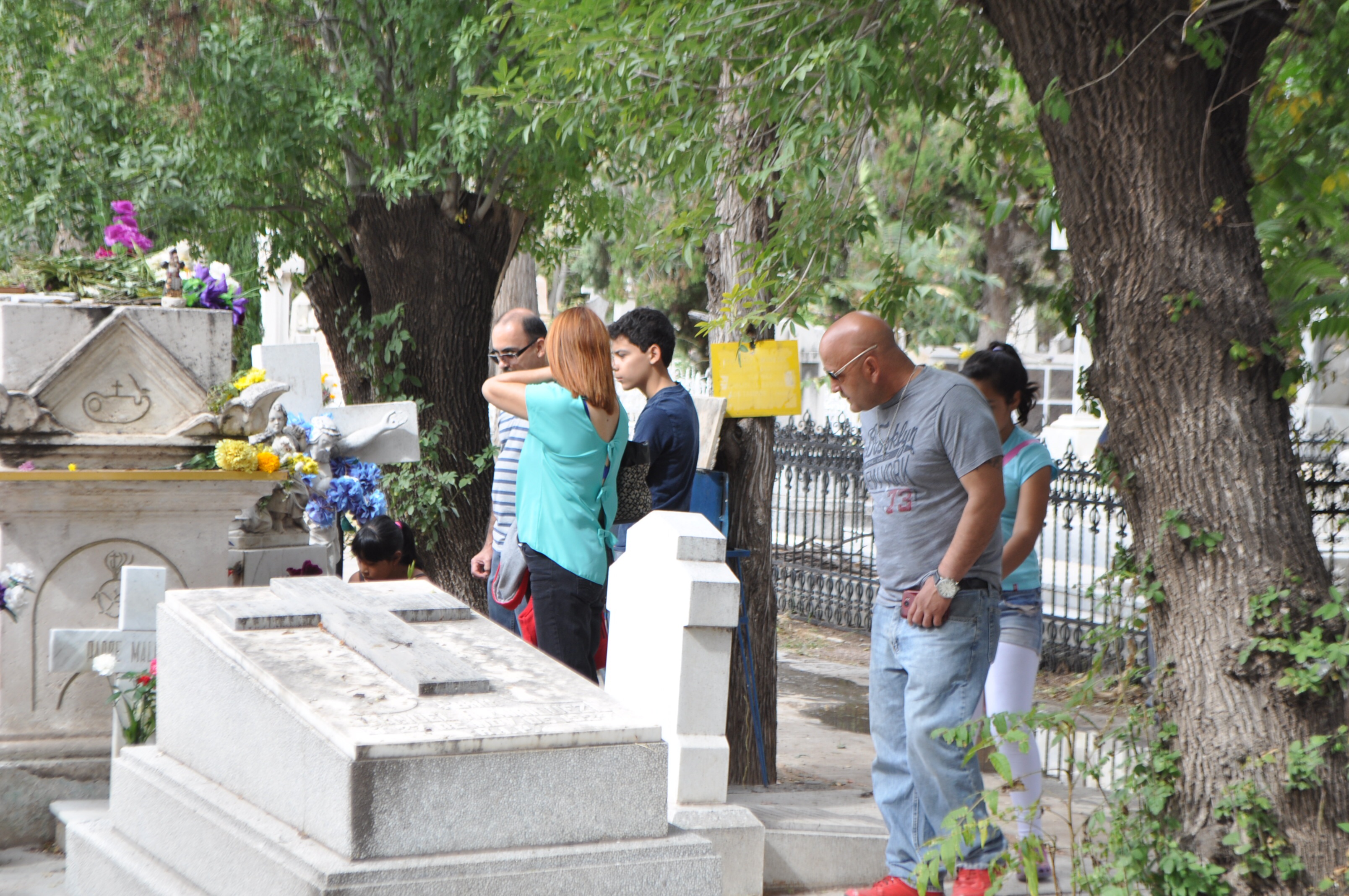 Visitan la tumba
